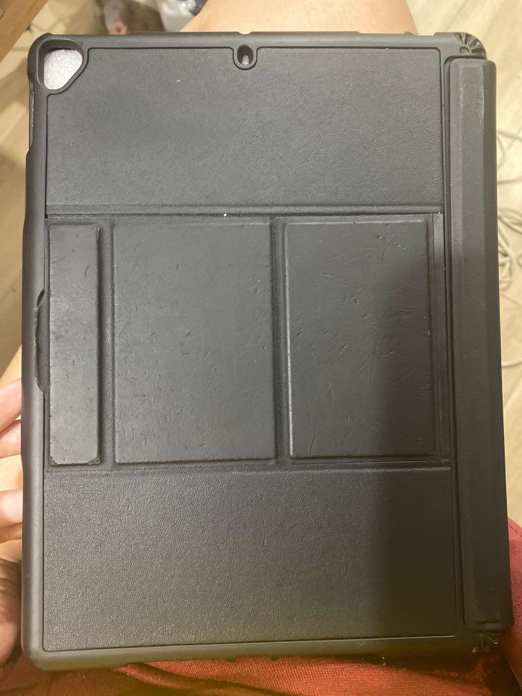 IPAD AIR 3/ PRO 10.5 Magnetic case with keyboard (Category: Cases & Sleeves) located in Paranaque City. Submitted by musedpvc (Listing ID 1186469007, Image 3). Description: - flaw on 4th pic but the keyboard is rarely used. .