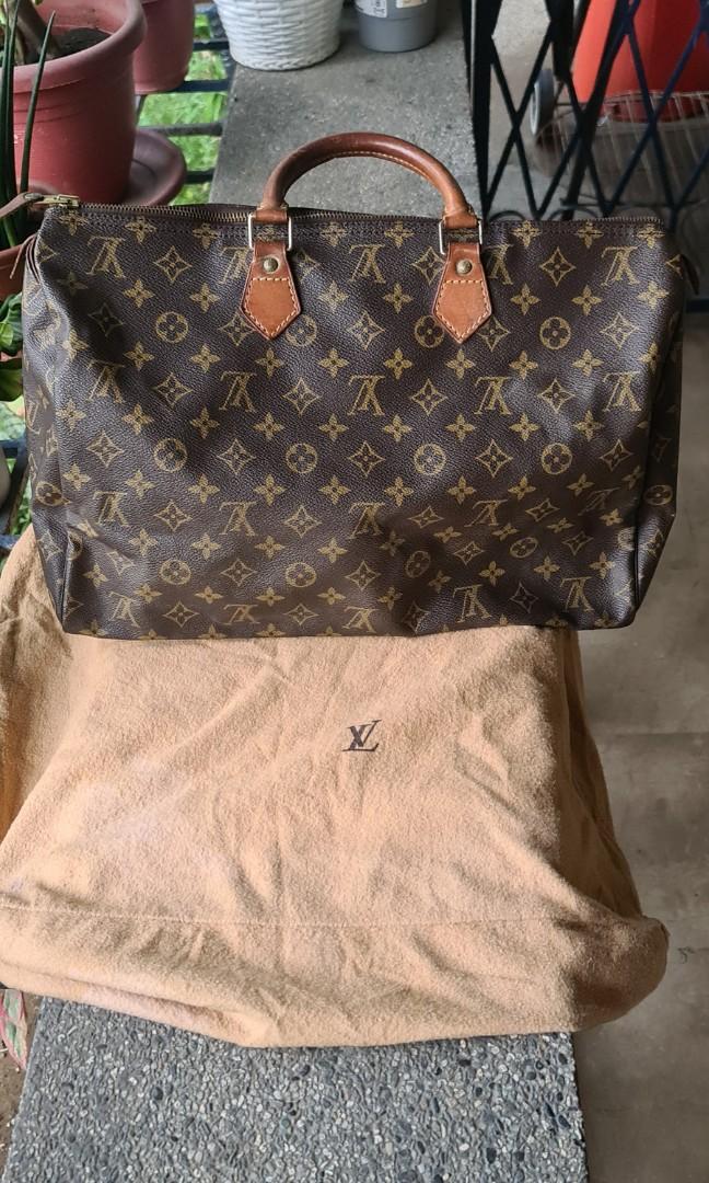 LV Speedy 40 Monogram Authentic (Category: Purses & Pouches) located in Marikina City. Submitted by napdotcom (Listing ID 1186388017, Image 1). Description: 100% Authentic with Dustbag and lock&key for meet-up, seller prefer location (katipunan or Eastwood area in Qc) for shipment, fee will shoulder by Buyer.