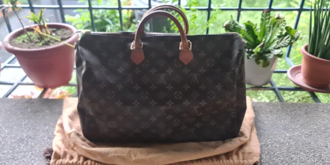LV Speedy 40 Monogram Authentic (Category: Purses & Pouches) located in Marikina City. Submitted by napdotcom (Listing ID 1186388017, Image 2). Description: 100% Authentic with Dustbag and lock&key for meet-up, seller prefer location (katipunan or Eastwood area in Qc) for shipment, fee will shoulder by Buyer.