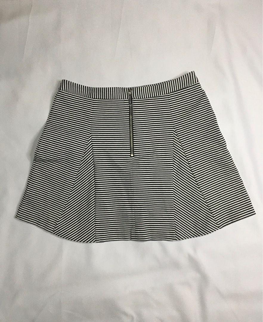 Michael kors black 2025 and white striped skirt