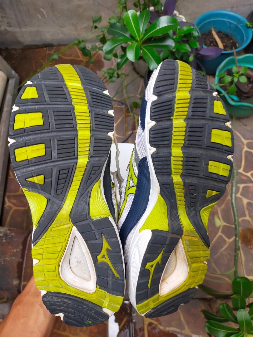 Sepatu running Mizuno original Olah Raga Perlengkapan Olahraga