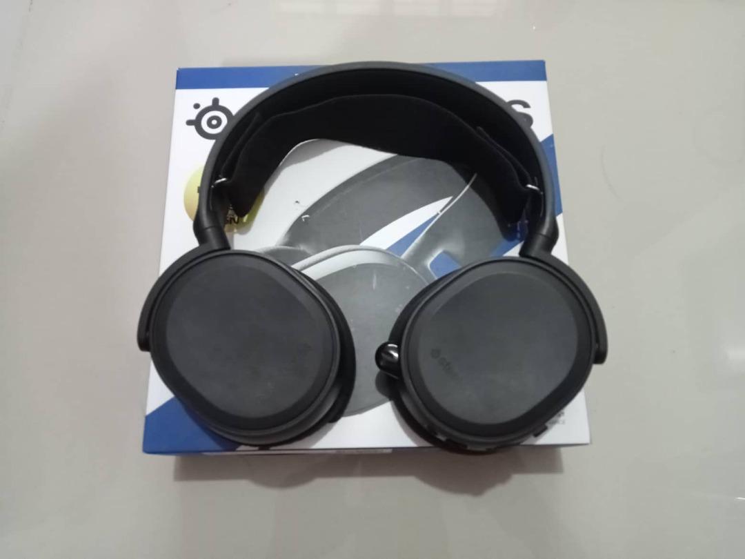 STEELSERIES ARCTIC 3 CONSOLE (Category: Headphones & Headsets) located in Bulacan. Submitted by radores (Listing ID 1186383193, Image 1). Description: USED RARELY, RFS USING ANOTHER HEADPHONE.