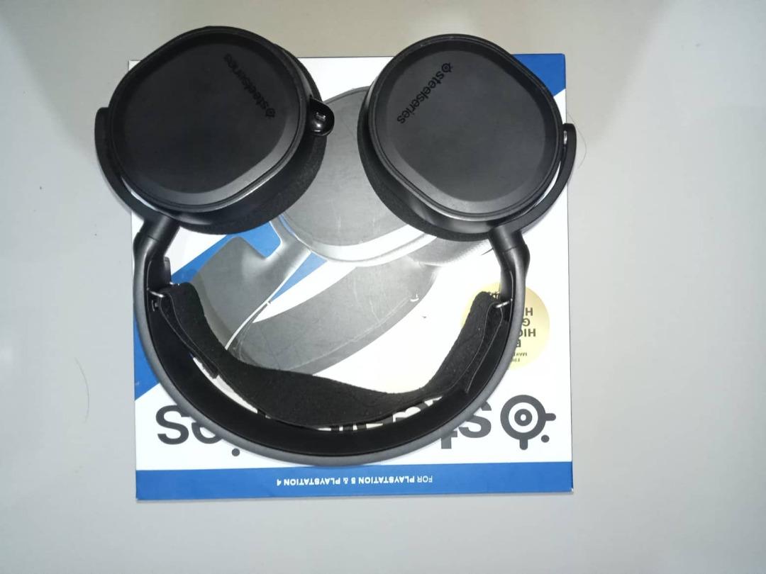 STEELSERIES ARCTIC 3 CONSOLE (Category: Headphones & Headsets) located in Bulacan. Submitted by radores (Listing ID 1186383193, Image 2). Description: USED RARELY, RFS USING ANOTHER HEADPHONE.