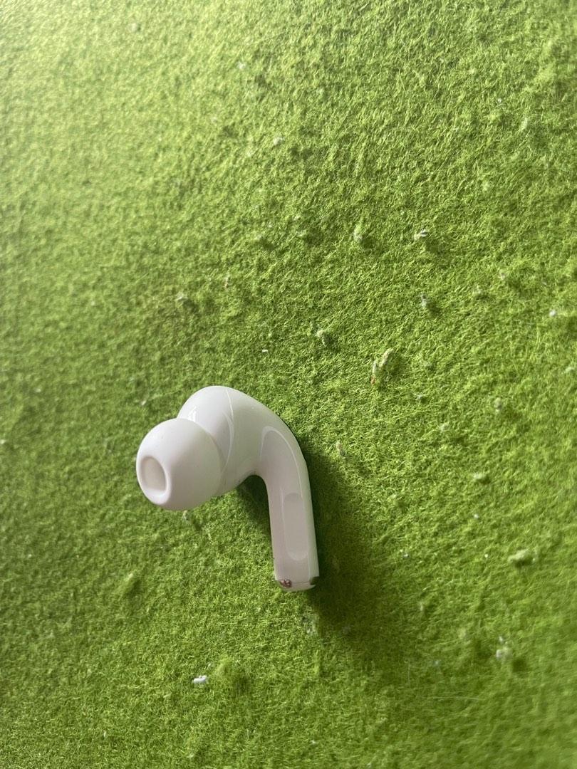 Airpods pro left earpiece (Category: Earphones) located in Makati City. Submitted by raredeer_b992c0 (Listing ID 1186482314, Image 3). Description: Airpods Pro left earpiece only. Looks new. No issues..