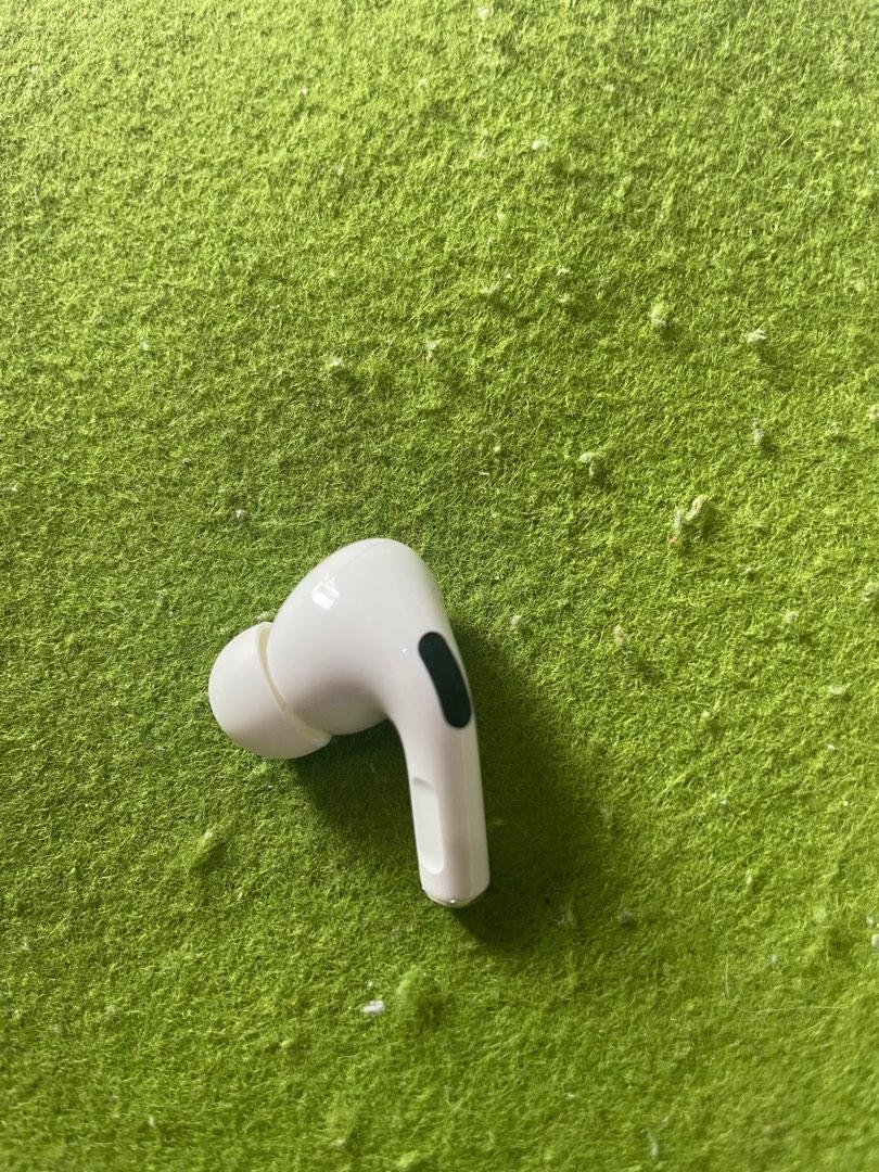 Airpods pro left earpiece (Category: Earphones) located in Makati City. Submitted by raredeer_b992c0 (Listing ID 1186482314, Image 2). Description: Airpods Pro left earpiece only. Looks new. No issues..
