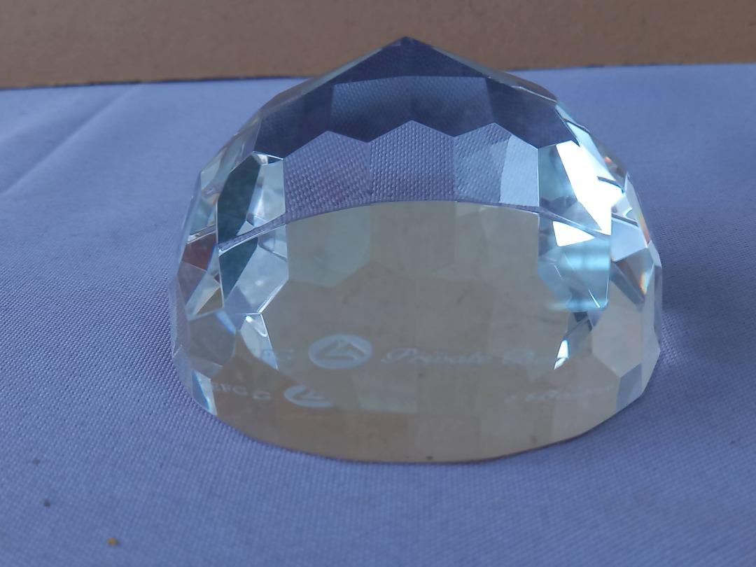 EFG Private Bank 瑞士盈豐銀行水晶玻璃紙鎮, 興趣及遊戲, 收藏品及紀念品, 古董收藏- Carousell