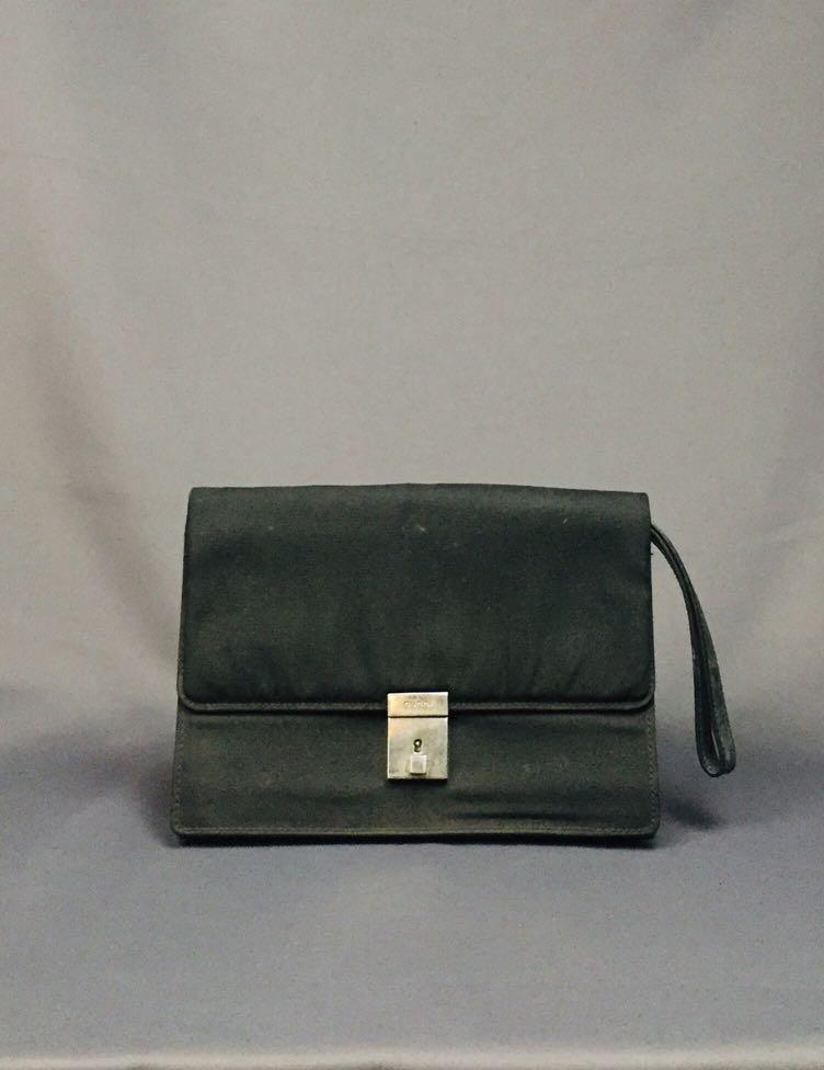 Gucci Wristlet Clutch (Category: Luxury Bags & Wallets) located in Baguio. Submitted by BagstacularbyJCT (Listing ID 1186646193, Image 1). Description: .
