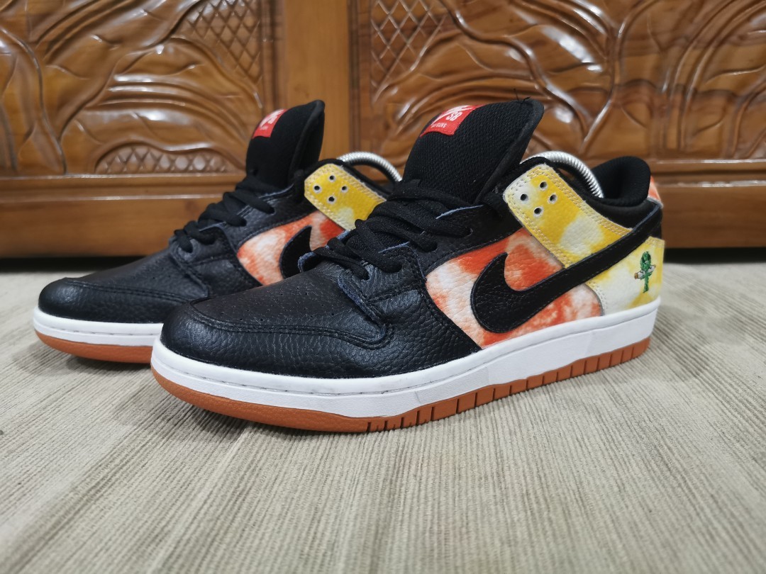 NIKE SB DUNK LOW RAYGUN TIE-DYE BLACK, Fesyen Pria, Sepatu