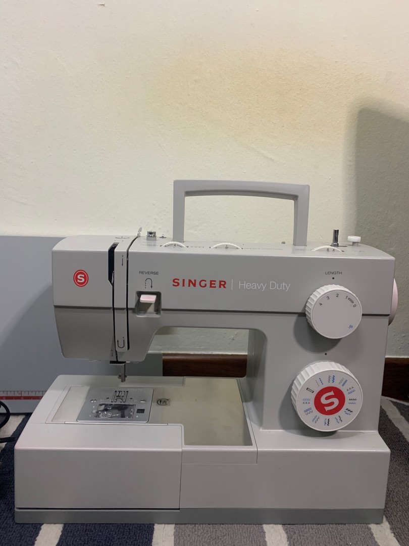 SINGER 4423 Heavy Duty sewing machine, Hobbies & Toys, Stationery