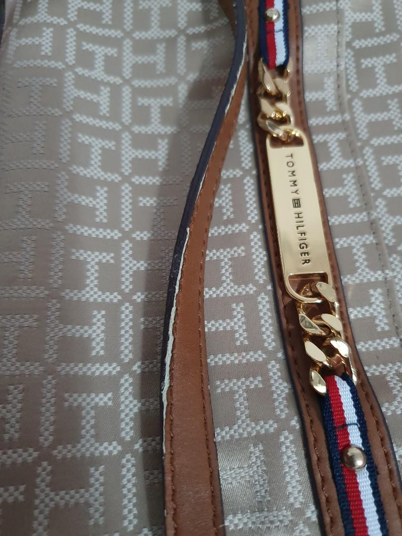 Tommy Hilfiger Crossbody bag RN77806, Women's Fashion, Bags & Wallets