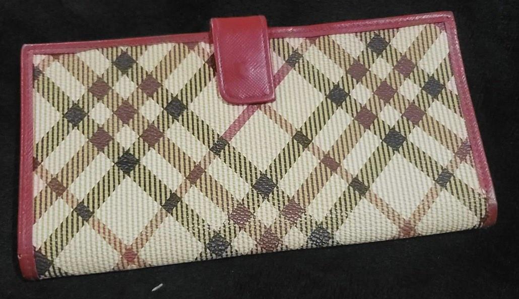 Authentic Daks wallet (Category: Luxury Bags & Wallets) located in San Fernando. Submitted by authenticsph (Listing ID 1186734875, Image 2). Description: Guaranteed Authentic With normal signs of used.