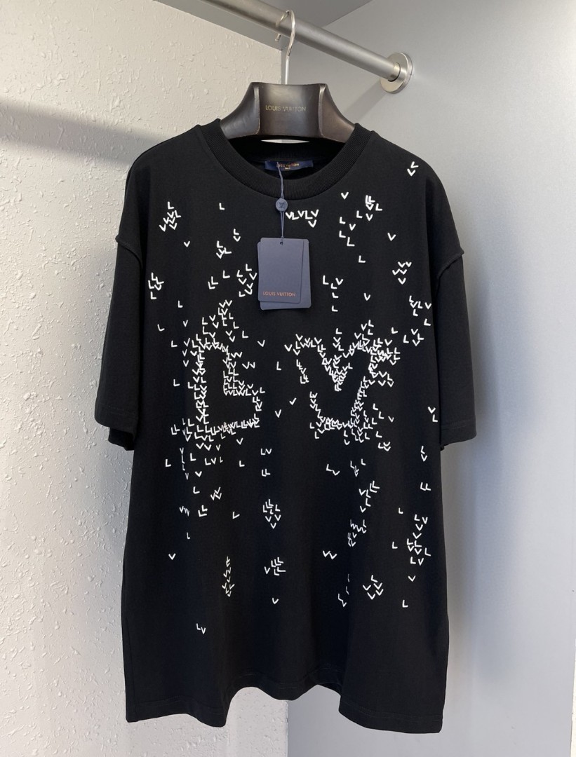 Louis Vuitton Spread Embroidery T-shirt, Men's Fashion, Tops & Sets,  Tshirts & Polo Shirts on Carousell