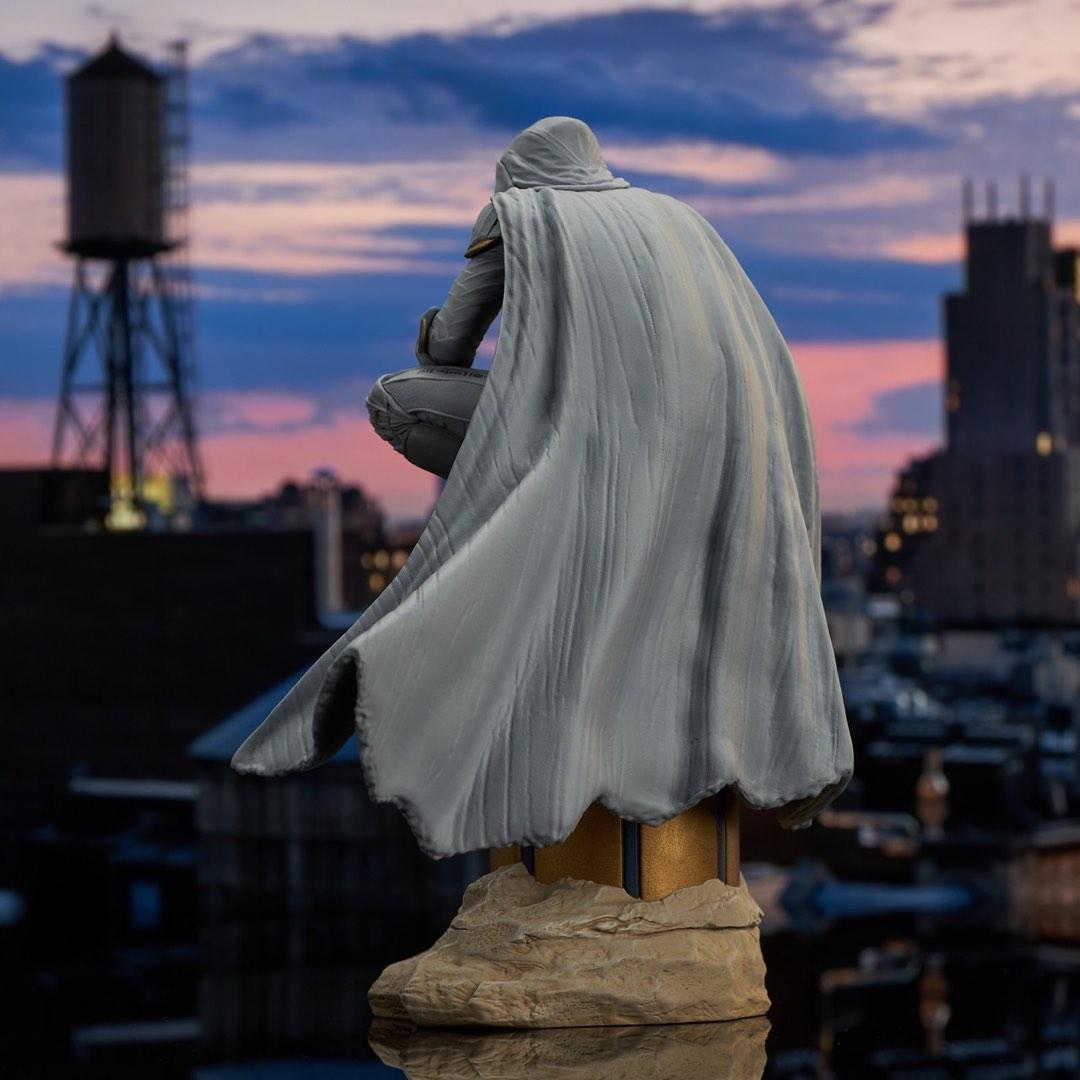 diamond select moon knight statue