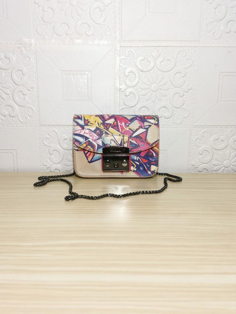 Preloved Crossbody FURLA METROPOLIS Graffiti Barang Mewah Tas Dompet di Carousell