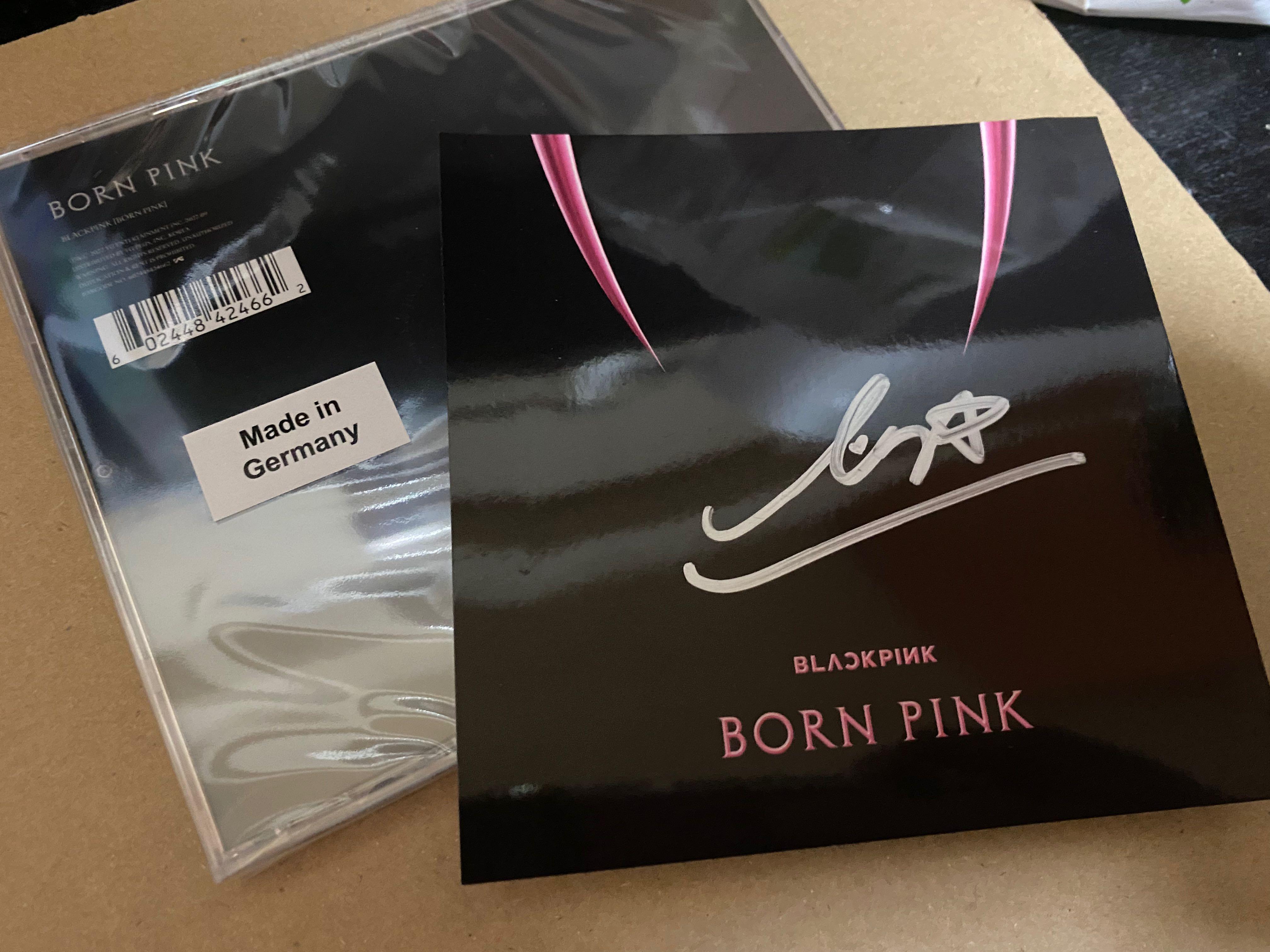 LISA SIGNED ART CARD WITH BORN PINK DIGIPACK