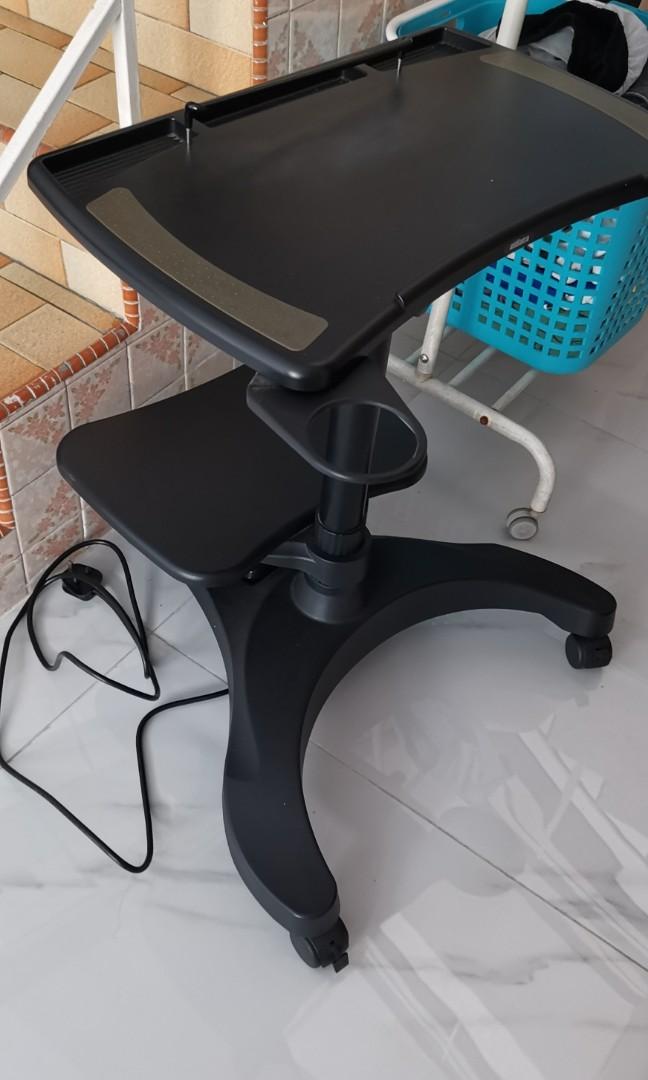 Computer table on wheels, mobile computer table, Computers & Tech