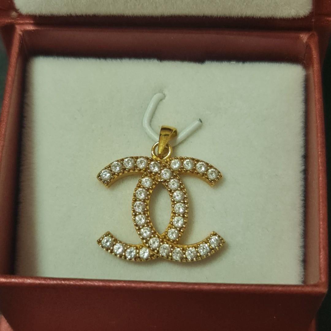 Gold chanel top charm