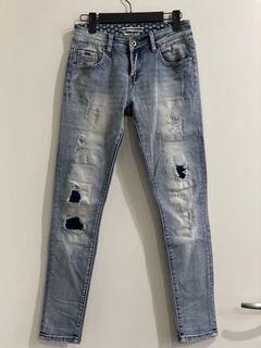 Jeans Medium size . Fits 27/34