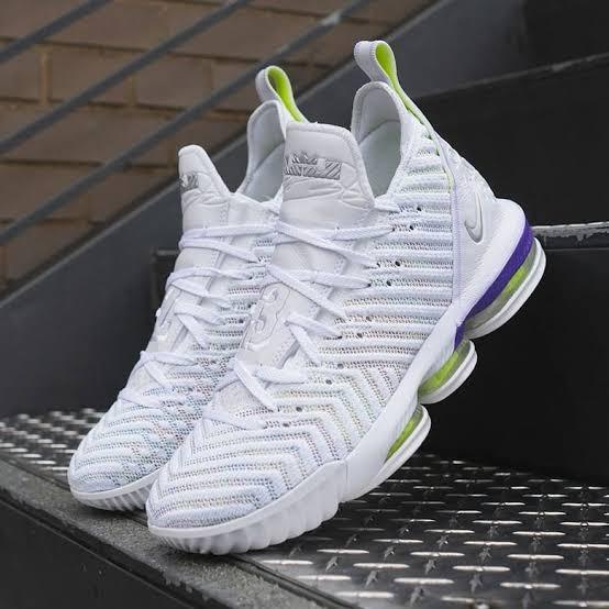 Lebron 16 Buzz Lightyear sz7. 5 men excellent