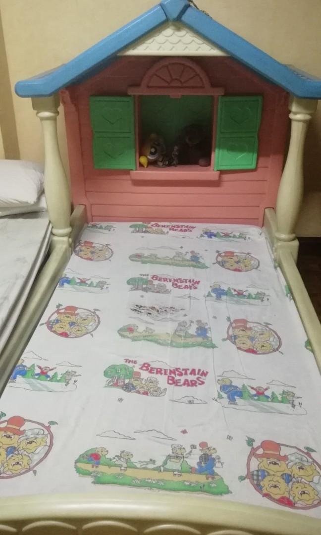 Little Tikes Princess Bed (Category: Children's Beds) located in Manila. Submitted by mamanilala (Listing ID 1186996414, Image 1). Description: Little Tikes Princess Bed Bought for USD 380 Mattress size: 40 x 73 inches Total Bed Furniture Size: 50.5 x 91.5in RFS: outgrown and moving out will still need to disassemble this once confirmed for purchase buyer to handle shipping Location: ongpin manila.