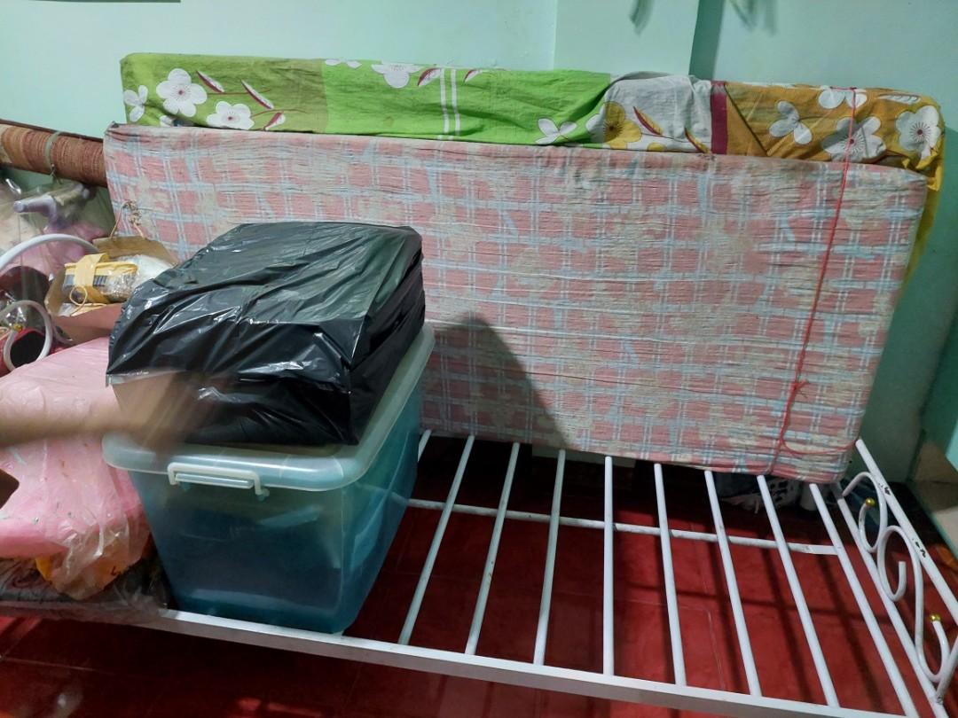 Single frame bed with 2 foams (Category: Bedding & Towels) located in Paranaque City. Submitted by erick_e (Listing ID 1186944986, Image 1). Description: 1 white single bed frame 2 foams with cover All for 3k only Rush Sale available for Pick up at Marcelo Green village west service road paranaque city Rfs Not in use Extra bed and foam Chat or Sms 0915 727 06 33.
