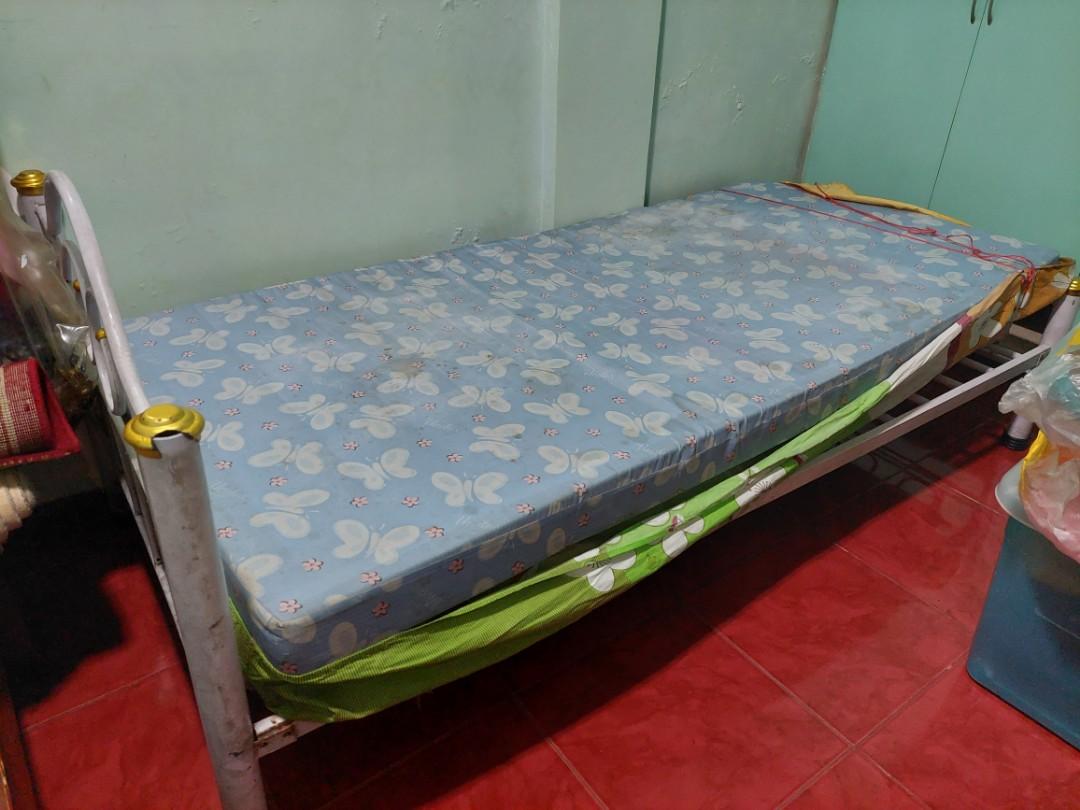 Single frame bed with 2 foams (Category: Bedding & Towels) located in Paranaque City. Submitted by erick_e (Listing ID 1186944986, Image 2). Description: 1 white single bed frame 2 foams with cover All for 3k only Rush Sale available for Pick up at Marcelo Green village west service road paranaque city Rfs Not in use Extra bed and foam Chat or Sms 0915 727 06 33.