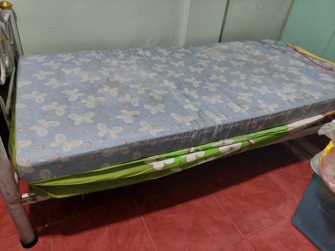 Single frame bed with 2 foams (Category: Bedding & Towels) located in Paranaque City. Submitted by erick_e (Listing ID 1186944986, Image 3). Description: 1 white single bed frame 2 foams with cover All for 3k only Rush Sale available for Pick up at Marcelo Green village west service road paranaque city Rfs Not in use Extra bed and foam Chat or Sms 0915 727 06 33.