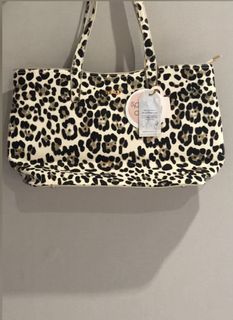 (Kategori: ) berada di . Dikirim oleh preloved.bajubranded (ID iklan 1186983831, Gambar 1). Deskripsi: .