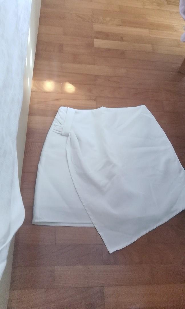 TCL white shorts (Category: Shorts) located in Singapore. Submitted by Lemon_Chamomile (Listing ID 1186928909, Image 1). Description: Looks like a skirt but it's a short. Polyester material, not see thru..