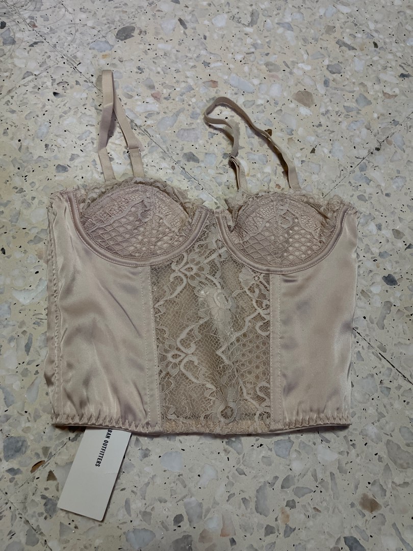 https://media.karousell.com/media/photos/products/2022/9/25/urban_outfitters_lace_bralette_1664102408_b909161b.jpg