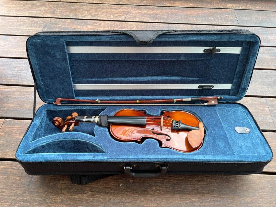 Used Beginners 1/4 Violin, Hobbies & Toys, Music & Media, Musical Instruments on Carousell