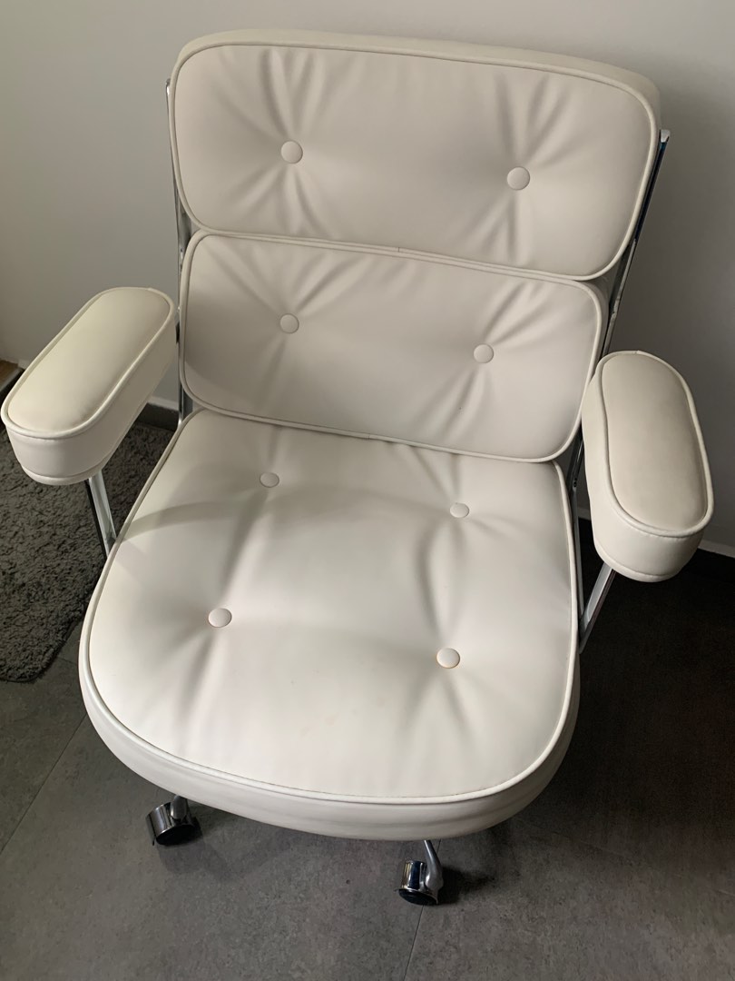 White office chair lightly used, Furniture & Home Living, Furniture, Chairs on Carousell