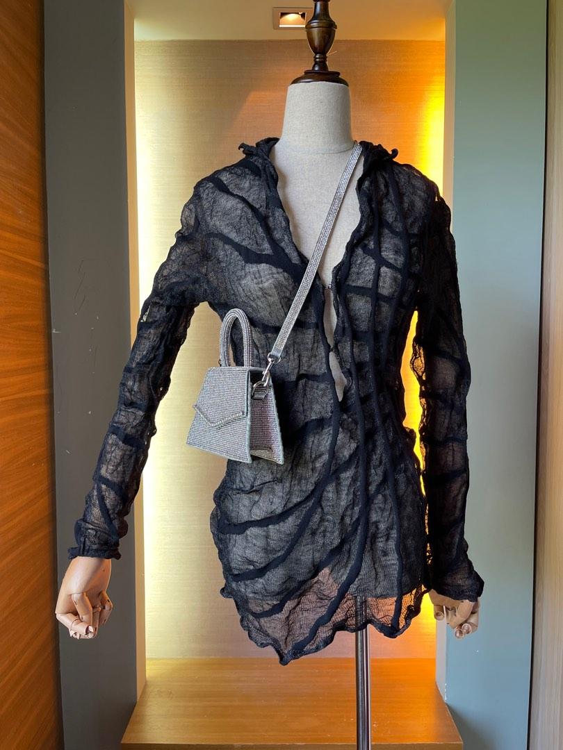 只能意會 不可言傳 美日本設計師小西良幸yoshiyukl Konishi 將透視的前衞 及把更多中性化的剪裁 融入女性化的薄紗面料 恰好把 不賣弄 的時髦變成一種新潮前衞 耐人回味的美無限展現 黑色美與颯的上衣 巨彈性 Length 26in Chest 36 42in Waist 26 32in