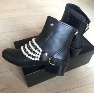 (議價一律不回！)Chanel shorts boots with Pearlstraps 超美黑色真皮珍珠鏈 短靴皮鞋