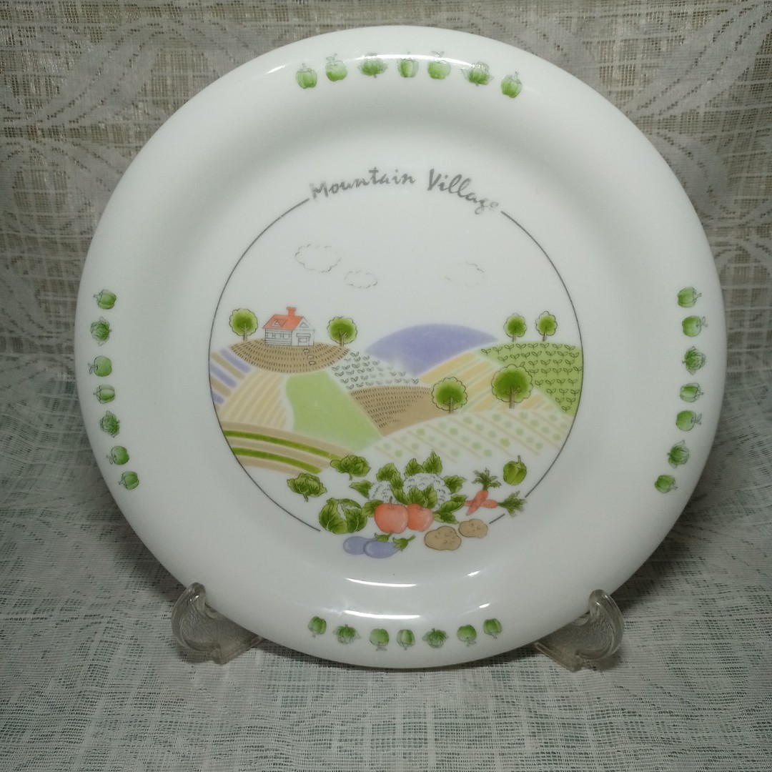 CLOVER DINNER PLATE (FINE CHINA), Furniture & Home Living, Kitchenware
