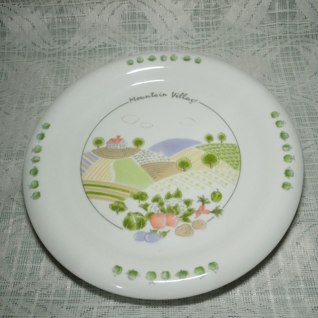 CLOVER DINNER PLATE (FINE CHINA), Furniture & Home Living, Kitchenware