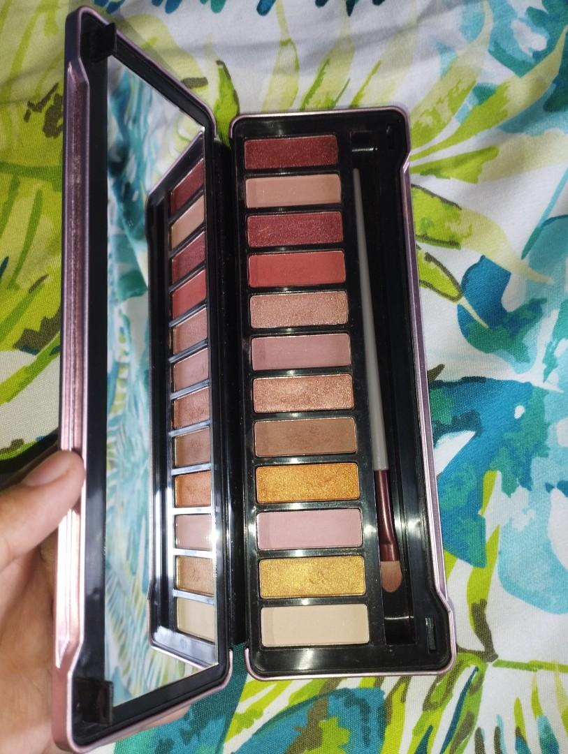 Ellen Tracy 12 Pallette Eye Shadow (Category: Makeup) located in Quezon City. Submitted by danicapascua.hope (Listing ID 1187078299, Image 2). Description: US Bought. Personal gift. Not fan of eye shadows. Tried out once, shades are perfect for morena and fair skin type. With free eye shadow brush..