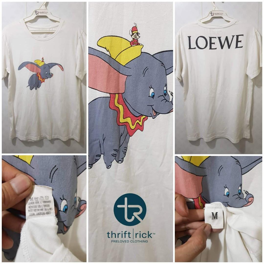 LOEWE|DUMBO PRINT WHITE T-SHIRT (Category: Luxury Apparel) located in Indang. Submitted by thriftrick (Listing ID 1187249156, Image 2). Description: Size: Medium on Tag Dimes: 19W ×27L Condition: Very Good Color Rate: 9.5/10 Issue: Minimal Hairline cracks on print; cut necktag (see photos for reference); needs wash Mode of Payment: Gcash Shipping: Shopee checkout (preferred by the seller) Strictly payment first policy Price: Php650+ sf PLS. READ 
