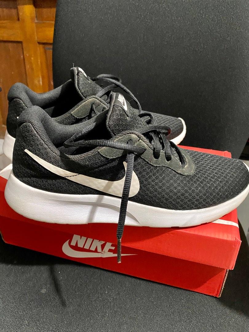 nike tanjun mens black and white