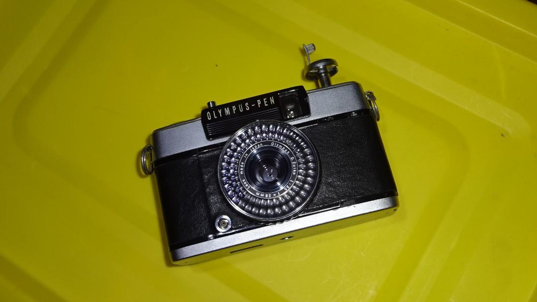 Olympus Pen EES3 Film Camera (Category: Cameras) located in Paranaque City. Submitted by kutoi.ancheta (Listing ID 1187234518, Image 1). Description: Olympus Pen EES3 Film Camera Lens Olympus D.Zuiko 1:3.5 f28mm made in Japan no batteries needed ₱1500 condition: meter not functioning! sticky shutter release! Auto & Manual aperture mode - sticky shutter release! pros ✔film advance ✔Aperture dial ✔film speed dial ✔film rewind lever film chamber, 8/