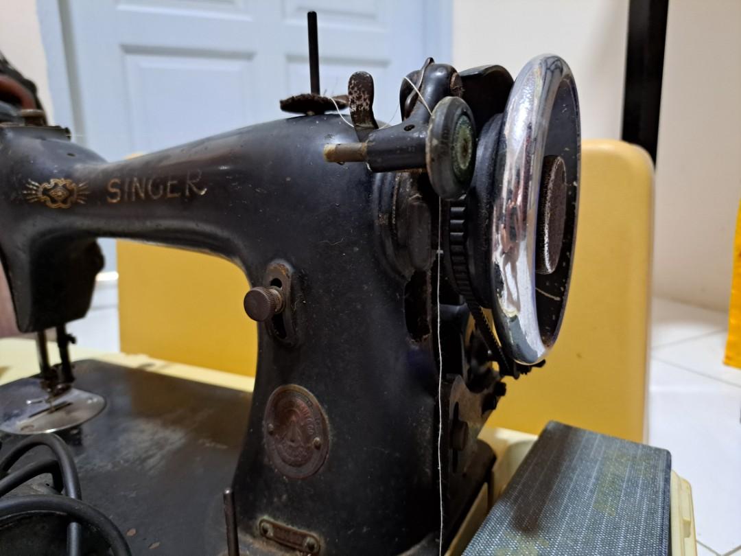 Singer sewing machine 80s, Hobbies & Toys, Collectibles & Memorabilia, Vintage Collectibles on