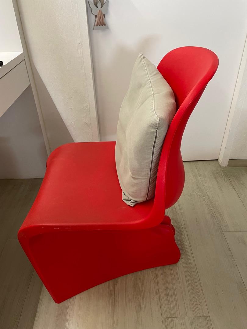 Odd shaped outlet chairs