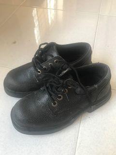 Warehouse shoe