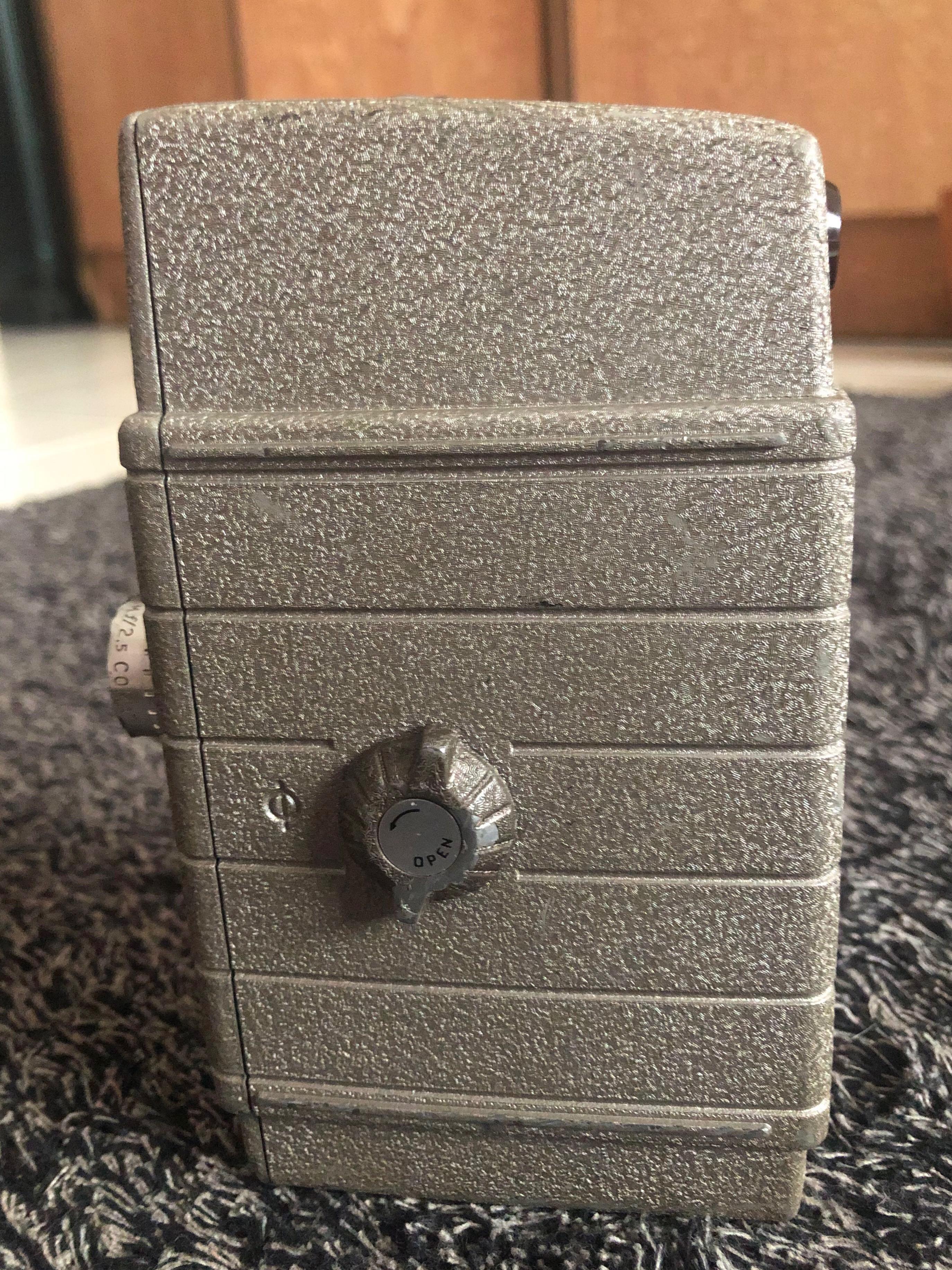 Antique Bell & Howell Sun Dial220 8mm Movie Camera Old School Film