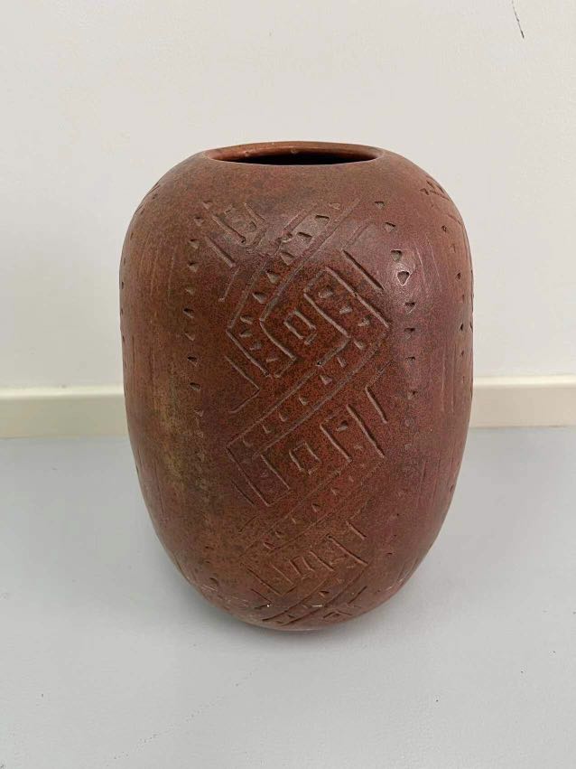 Beautiful pottery vase, Hobbies & Toys, Memorabilia & Collectibles