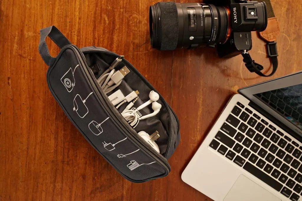 KIT Moe Electrical Pouch, Charger Organizer, Men's Fashion, Watches