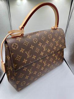 This unique gently used #LouisVuitton #Cluny BB was recently