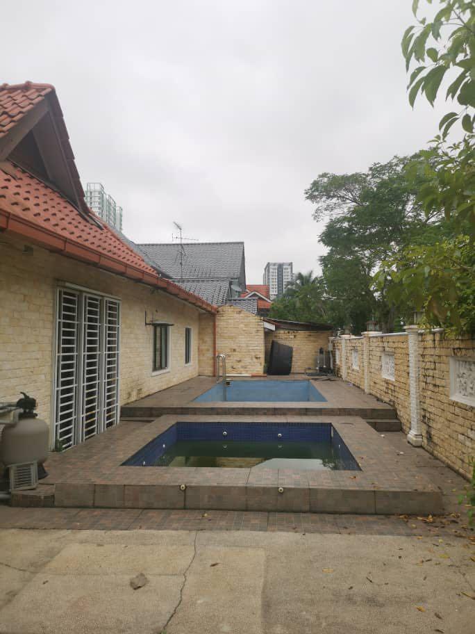 Low Depo / Bungalow Jln Padi Huma / Bandar Baru Uda / Jb Town / 8 bed