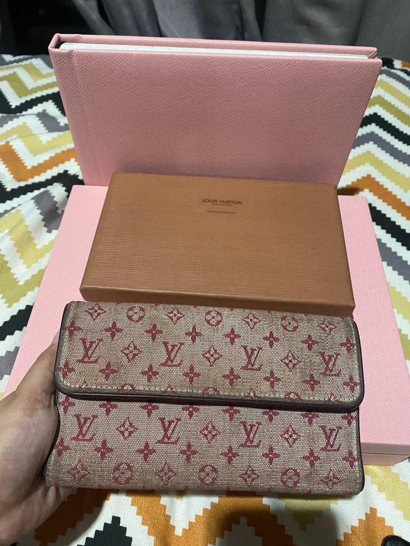Original Louis Vuitton Wallet (Category: Luxury Bags & Wallets) located in Makati City. Submitted by lwl888 (Listing ID 1187377371, Image 1). Description: No flaws inside. 100% Original with bo .