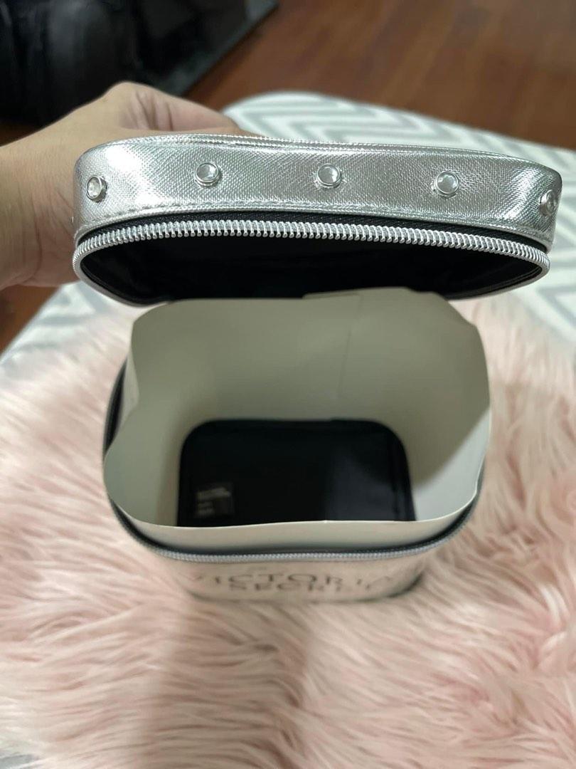 Victoria secret make up bag (Category: Purses & Pouches) located in Manila. Submitted by casperbear (Listing ID 1187434977, Image 2). Description: .